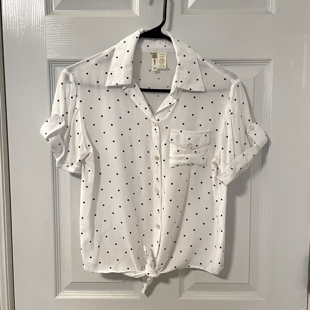 White & black polka dot short sleeve blouse